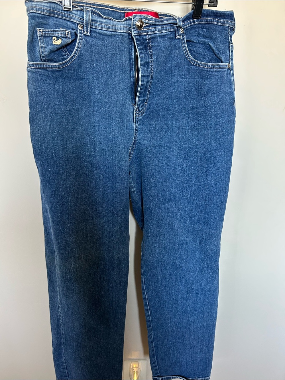 Gloria Vanderbilt Women's Straight Leg Jeans in Mid Blue short length